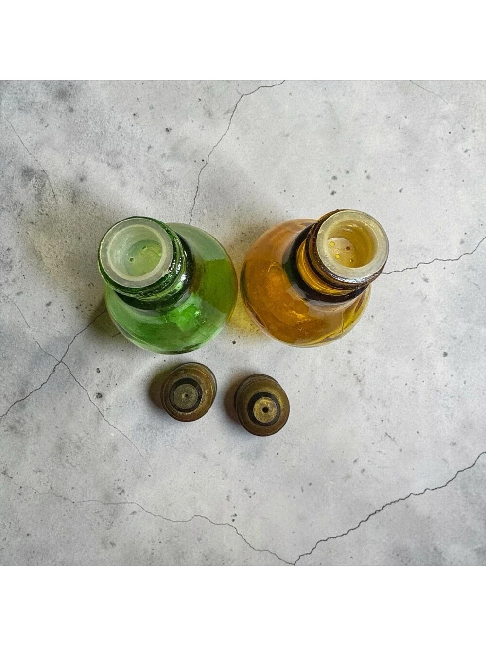 Vintage Light Bulb Salt Pepper Shakers Green & Amber Glass Metal Tops 4